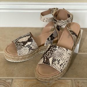 *Like New* Cushionaire “Miranda” Faux Snakeskin Espadrille Sandals